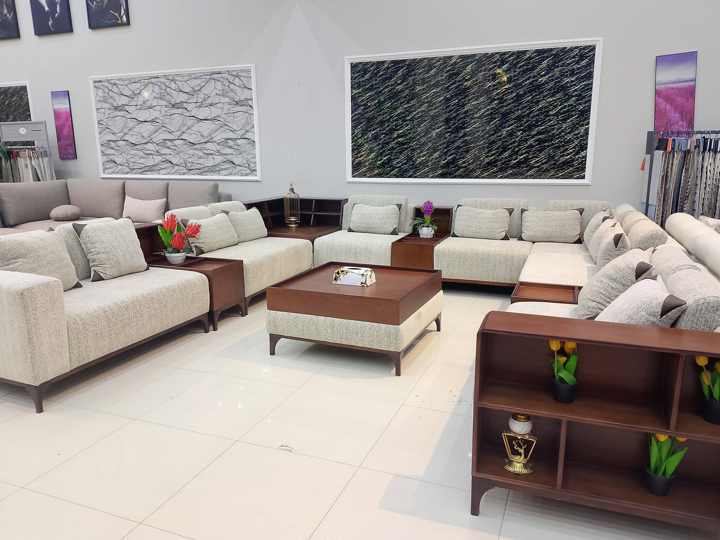 مجلس زاوية مستعمل مع طاولات خشب